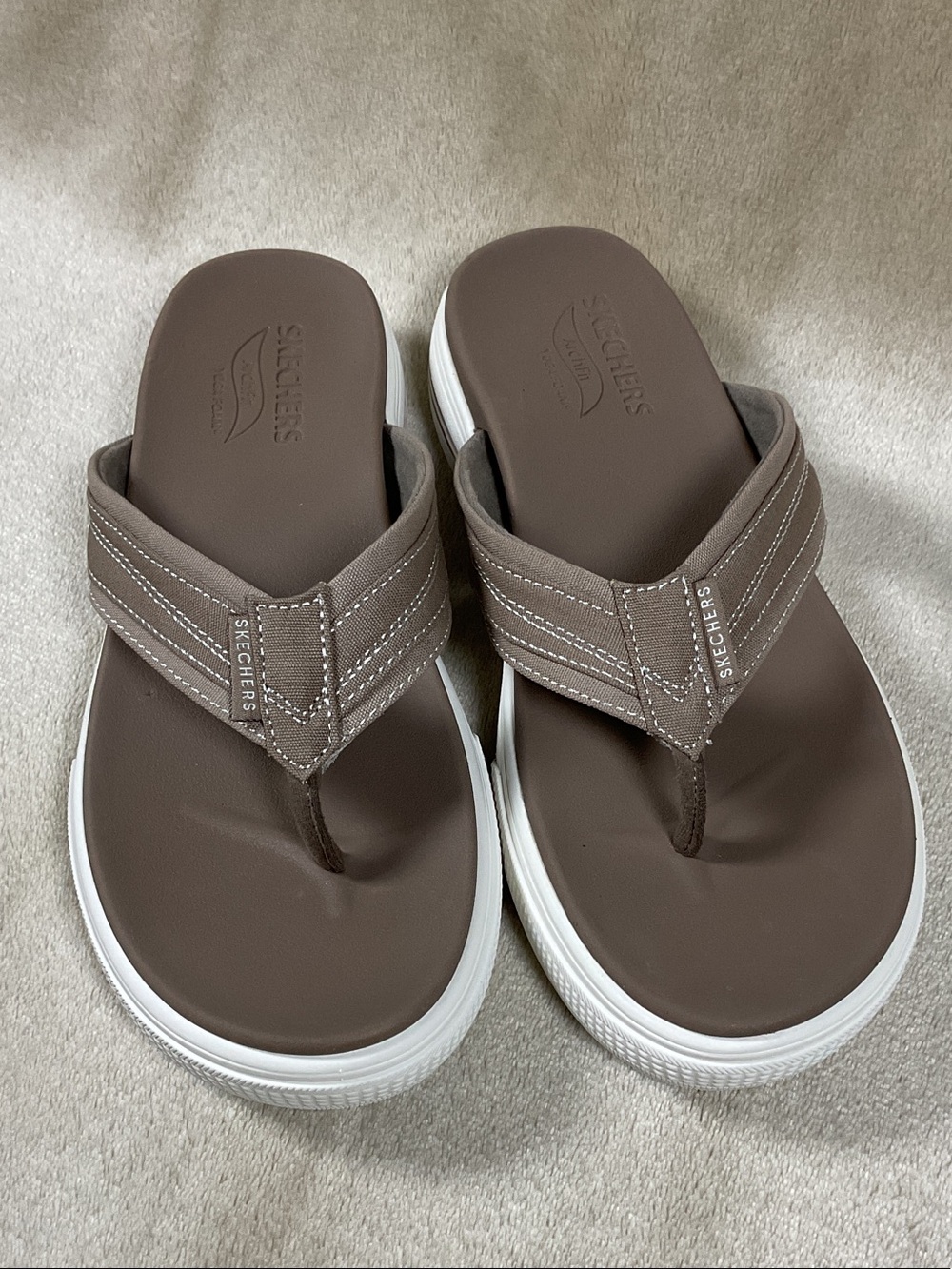 SkechersWomen’s Taupe Archfit Yoga Foam Flip Flop Size 8